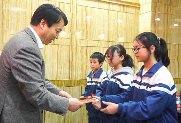 中國華融黨委副書記、監(jiān)事長胡建忠一行赴四川宣漢縣調(diào)研督導(dǎo)扶貧工作